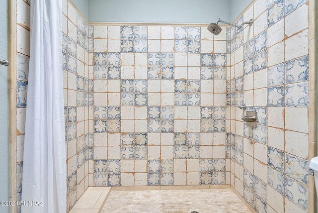 bathroom featuring a tile shower