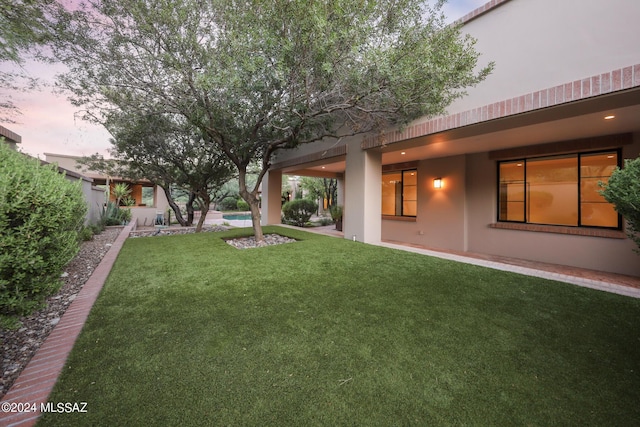 view of yard at dusk