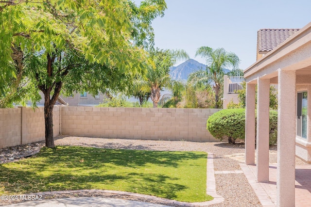 view of yard featuring a mountain view