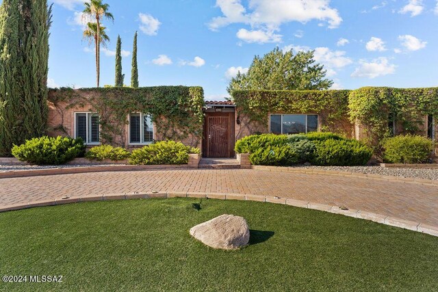 view of front of home featuring a front yard