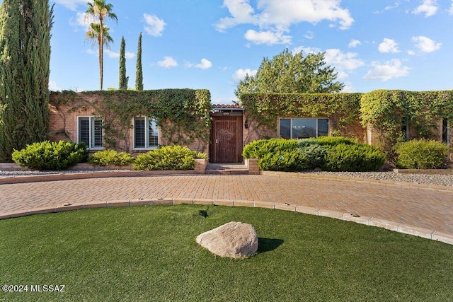 ranch-style house featuring a front yard