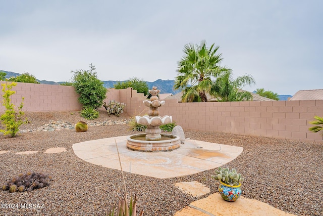 view of yard featuring a mountain view