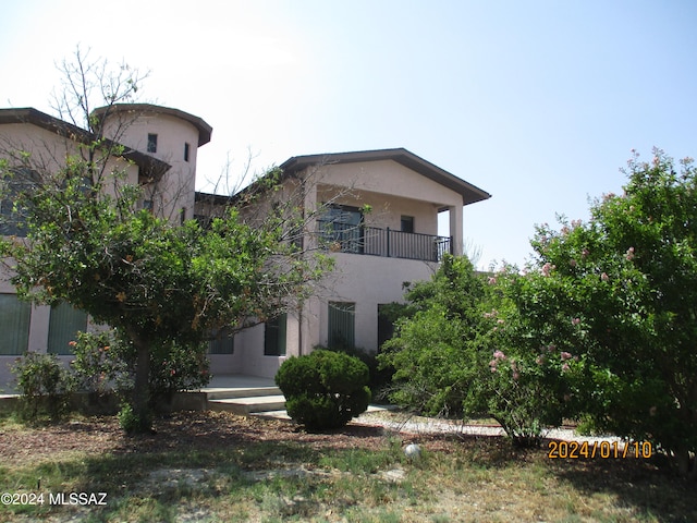 view of front facade with a balcony