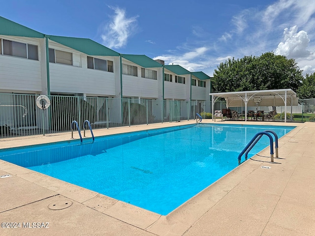 view of swimming pool