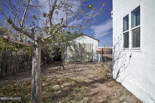 view of yard featuring a storage shed