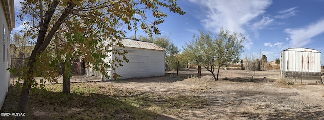 view of yard featuring an outdoor structure