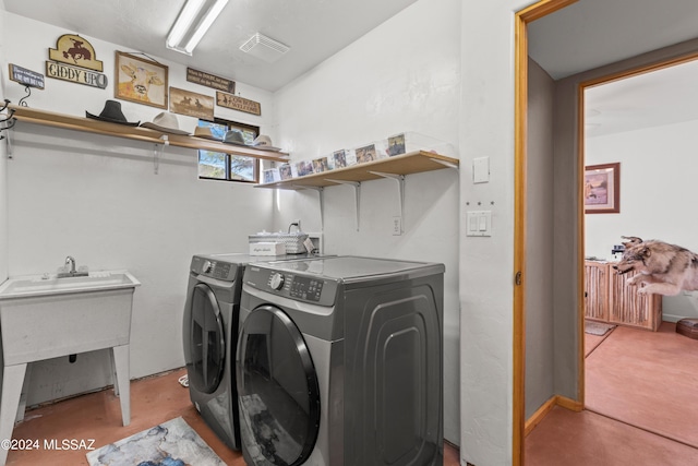 washroom with washer and dryer, laundry area, visible vents, and baseboards