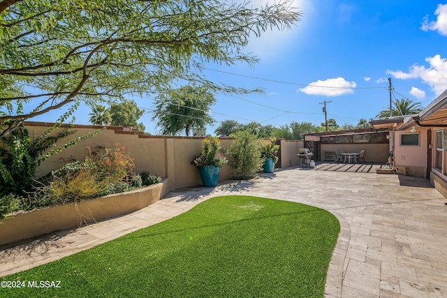 view of yard with a patio area