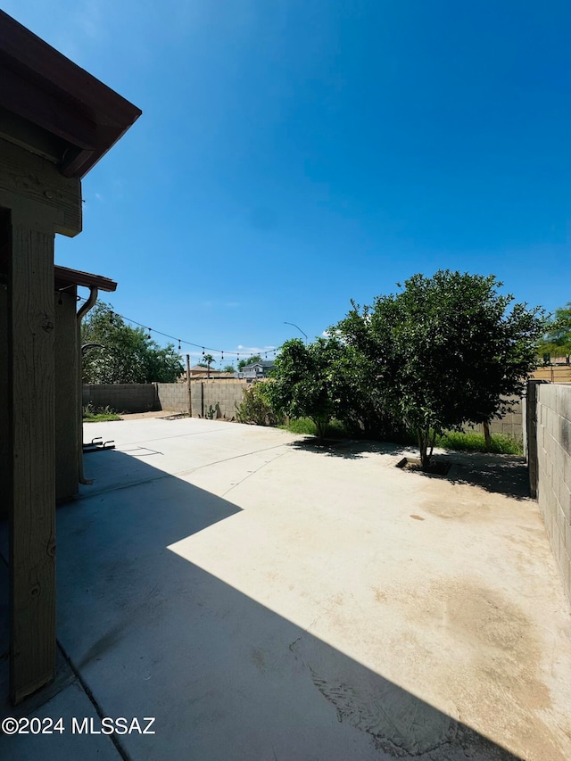 view of yard with a patio