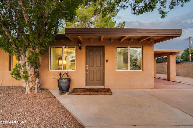 view of front of property featuring a patio