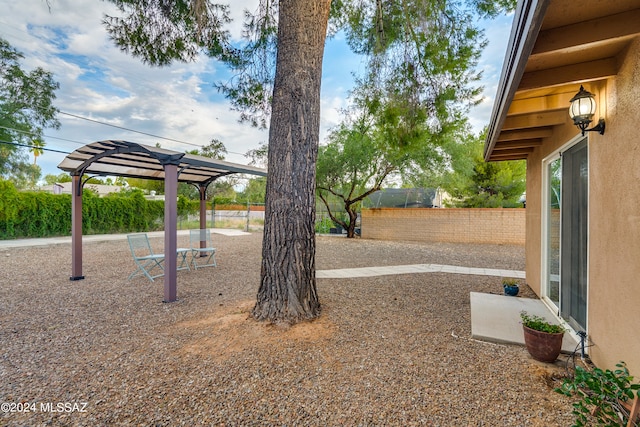 view of yard featuring a pergola