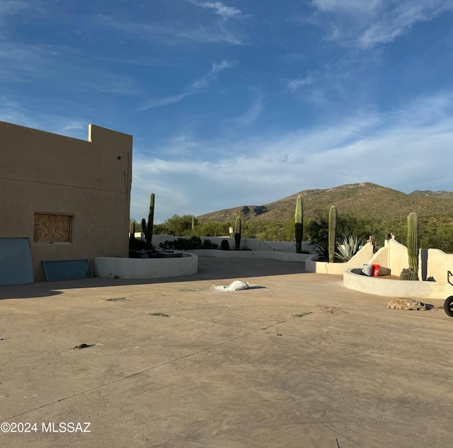 view of yard featuring a mountain view