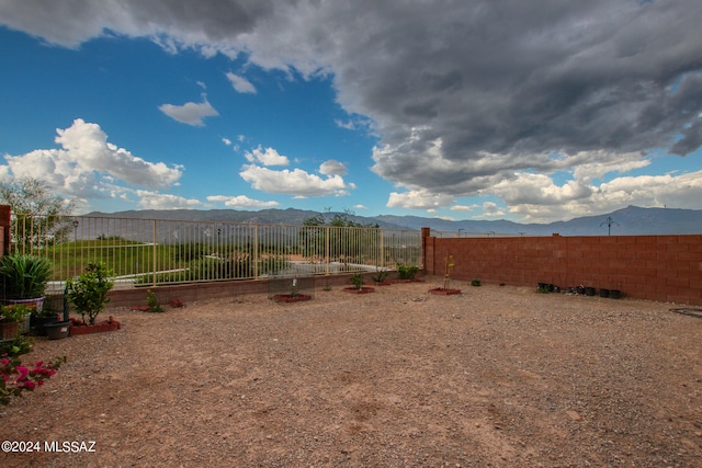 view of yard with a mountain view