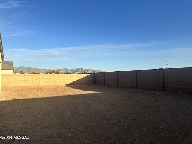 view of yard featuring a mountain view