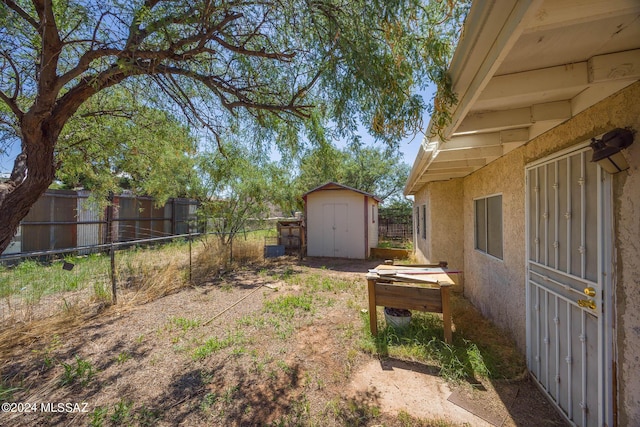 view of yard featuring a storage unit