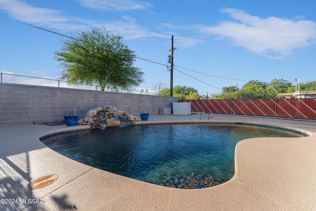 view of swimming pool