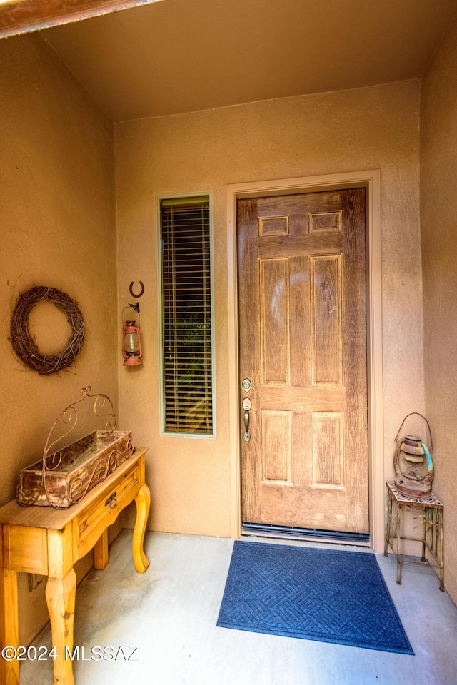 property entrance featuring stucco siding