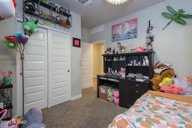 bedroom featuring carpet flooring and a closet