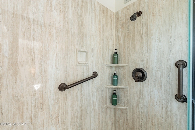 room details featuring tiled shower