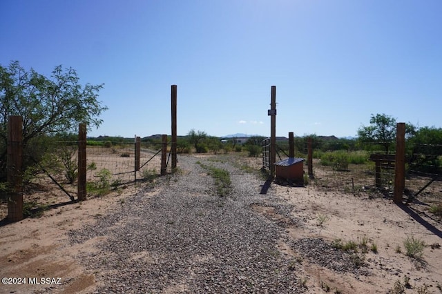 view of yard featuring a rural view