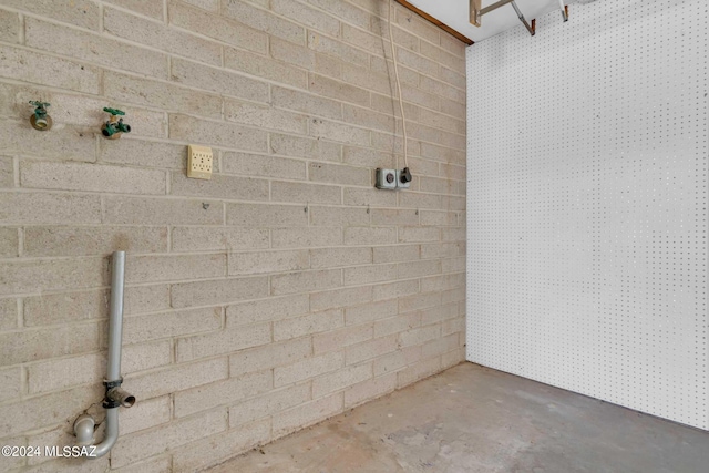 bathroom featuring unfinished concrete flooring