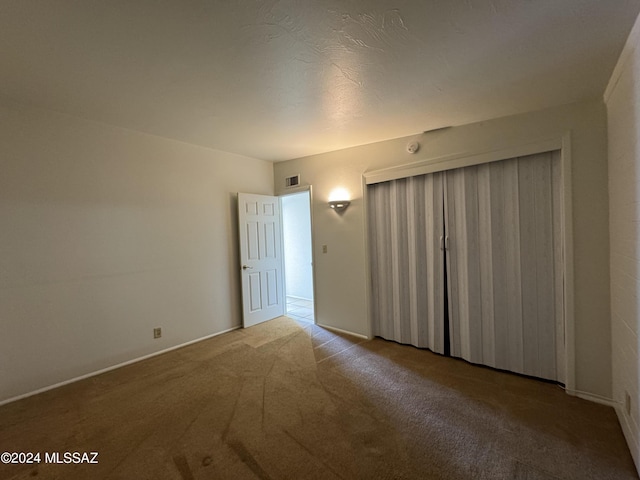 spare room featuring visible vents and carpet flooring