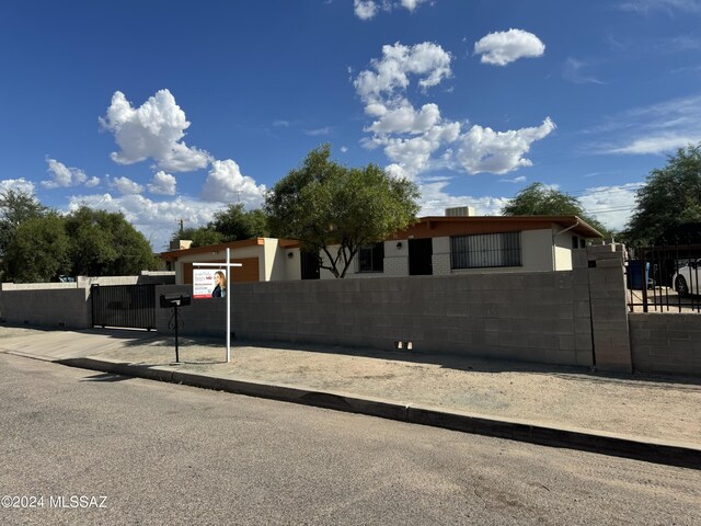 view of front of property