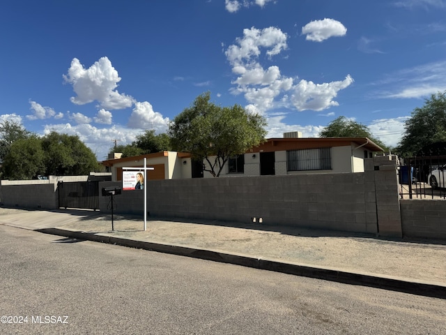 view of front of home featuring a fenced front yard and a gate