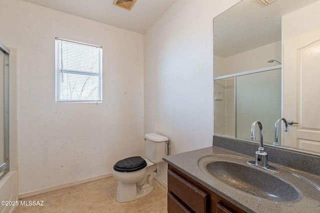 full bath with bath / shower combo with glass door, visible vents, toilet, vanity, and baseboards