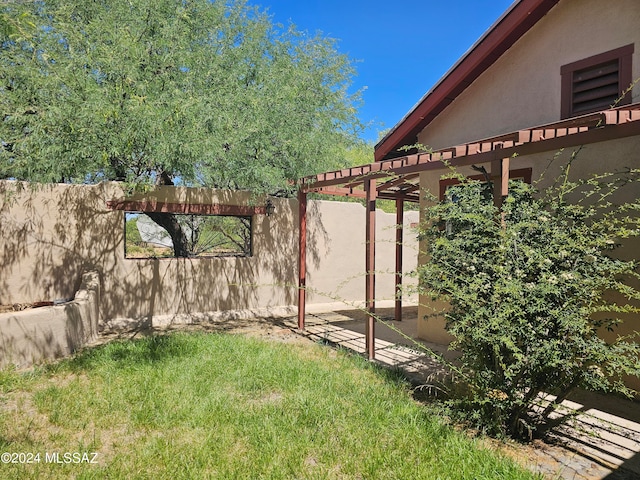 view of yard featuring a pergola