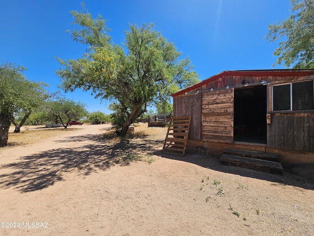 view of yard with an outdoor structure