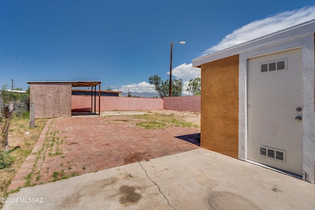 view of yard featuring a patio