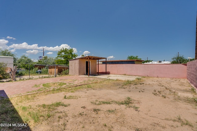 view of yard with an outbuilding