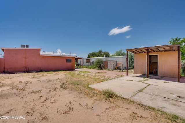 view of yard featuring a patio area