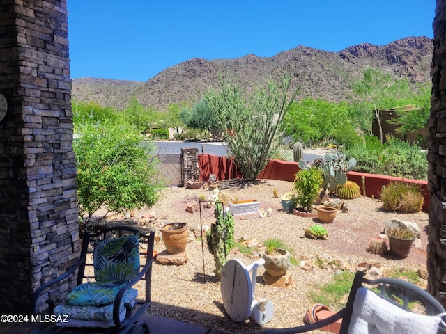 view of yard with a mountain view