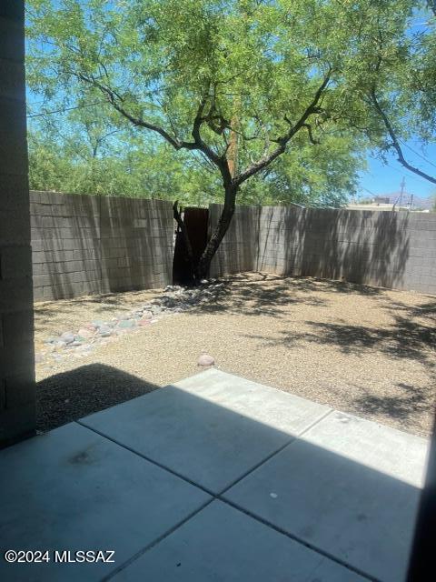 view of yard featuring a patio