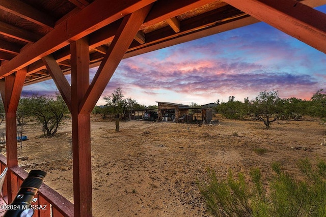 view of yard at dusk