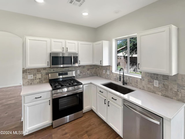 kitchen featuring stainless steel appliances, a sink, visible vents, white cabinets, and light countertops