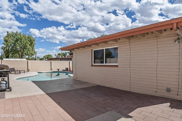 view of swimming pool featuring a patio