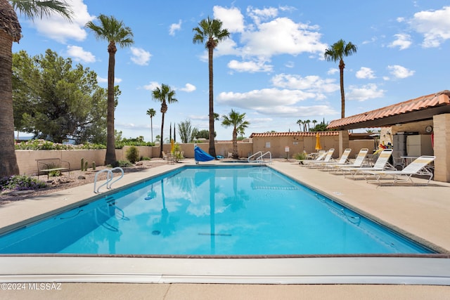 view of swimming pool