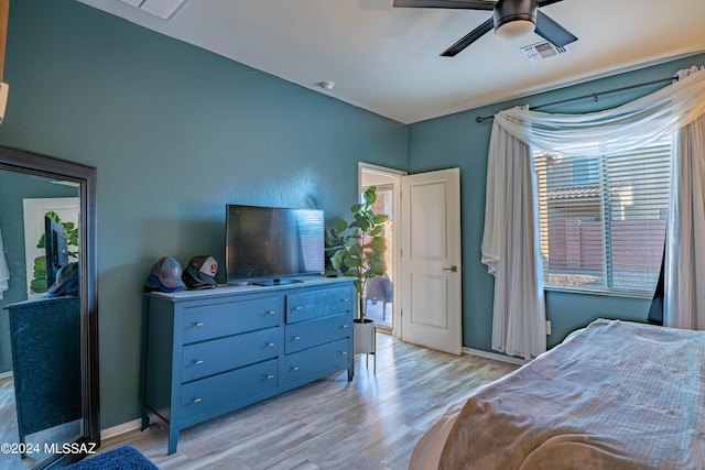 bedroom with visible vents, light wood-style flooring, baseboards, and ceiling fan