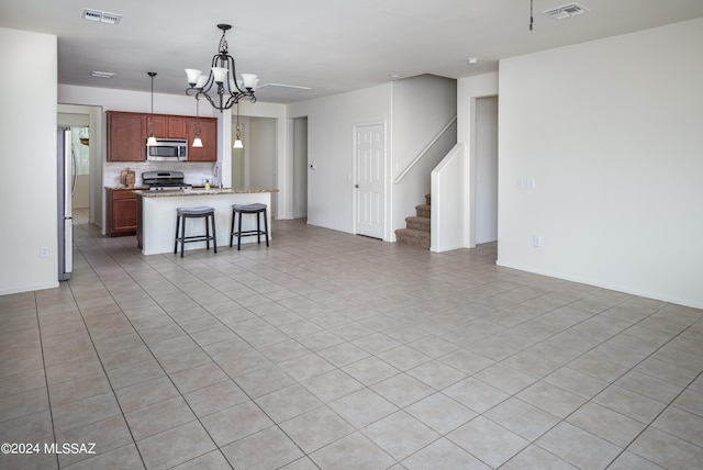 kitchen with stainless steel appliances, open floor plan, visible vents, and decorative backsplash