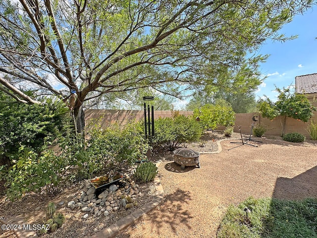 view of yard featuring an outdoor fire pit