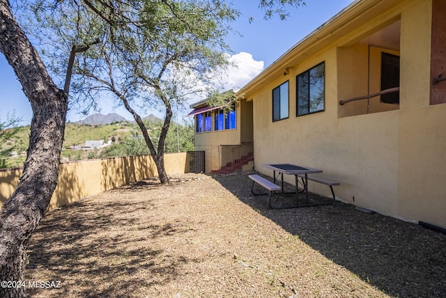 view of yard with a mountain view