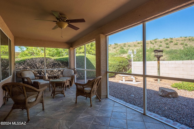 sunroom with ceiling fan