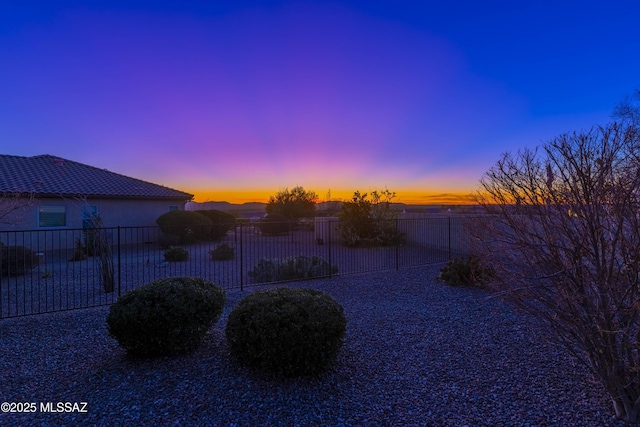 view of yard at dusk