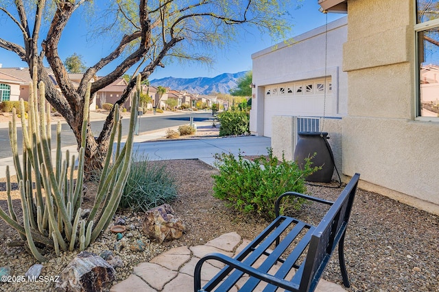 view of yard featuring a mountain view and a garage