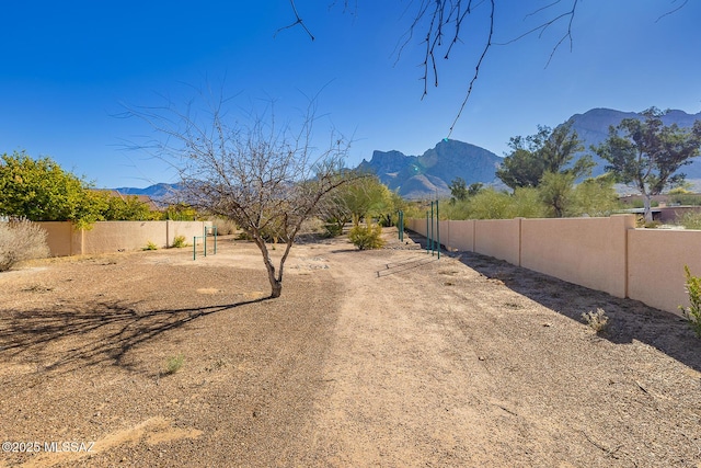 view of yard with a mountain view