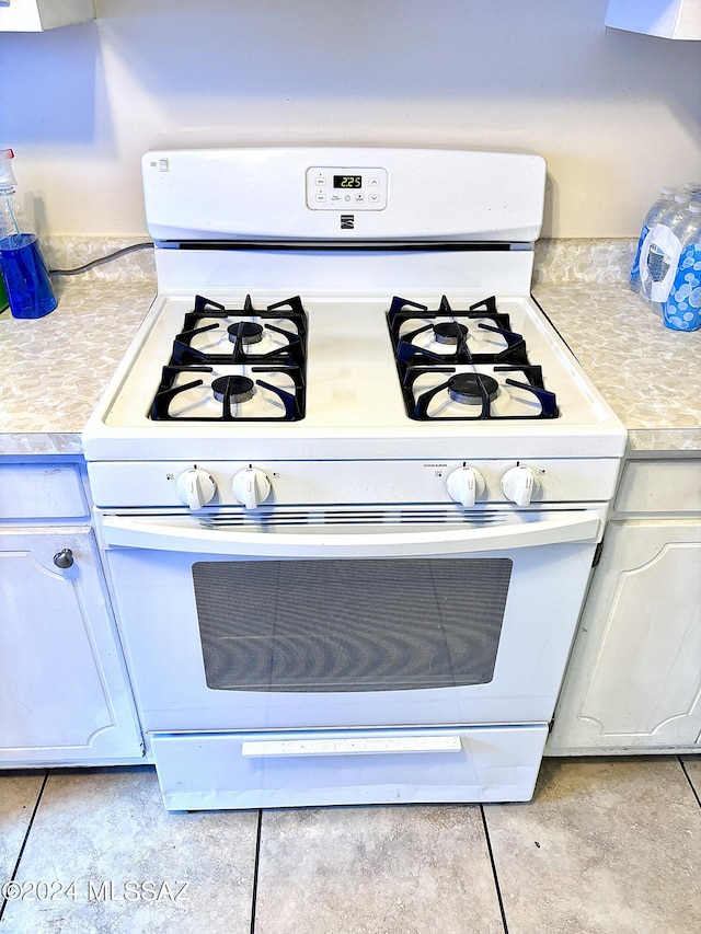 clothes washing area featuring light tile patterned floors and independent washer and dryer