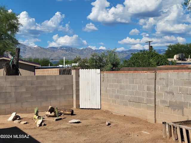 view of yard with a mountain view